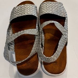 SILVER DRESS SANDALS. 9M